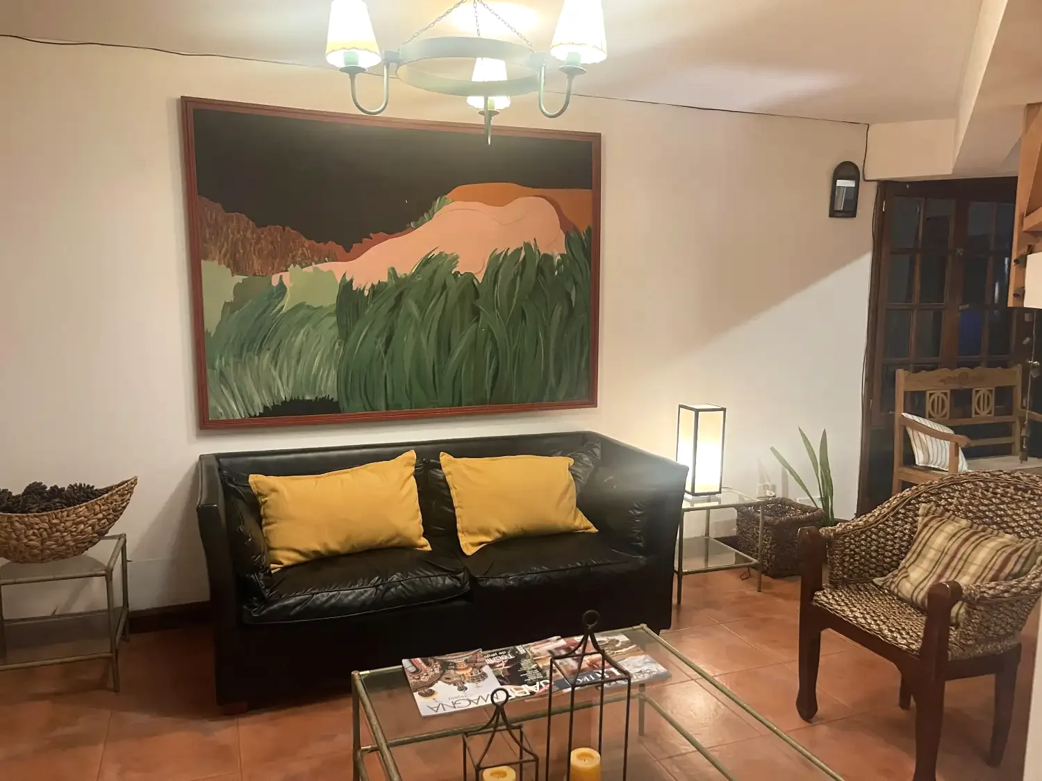 Sala de estar con hogar a leña en Hostería Plaza Mayor