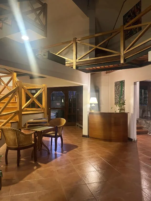 Lobby de Hostería Plaza Mayor con detalles en madera
